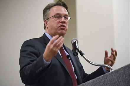 New York Fed CEO John Williams listens to sharp share price declines as part of the data-dependent interest rate policy.